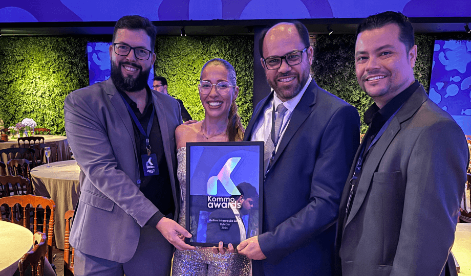 Fernando (CTO, Bytebio), Letícia Martins (Kommo), Saulo Amui (CEO) e Wander (Executivo de Contas, Bytebio) no Kommo Partners Award 2024